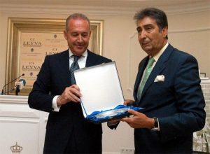 José Fuentes recibe del Sr. Leiva el homenaje por su Trofeo Manolete.